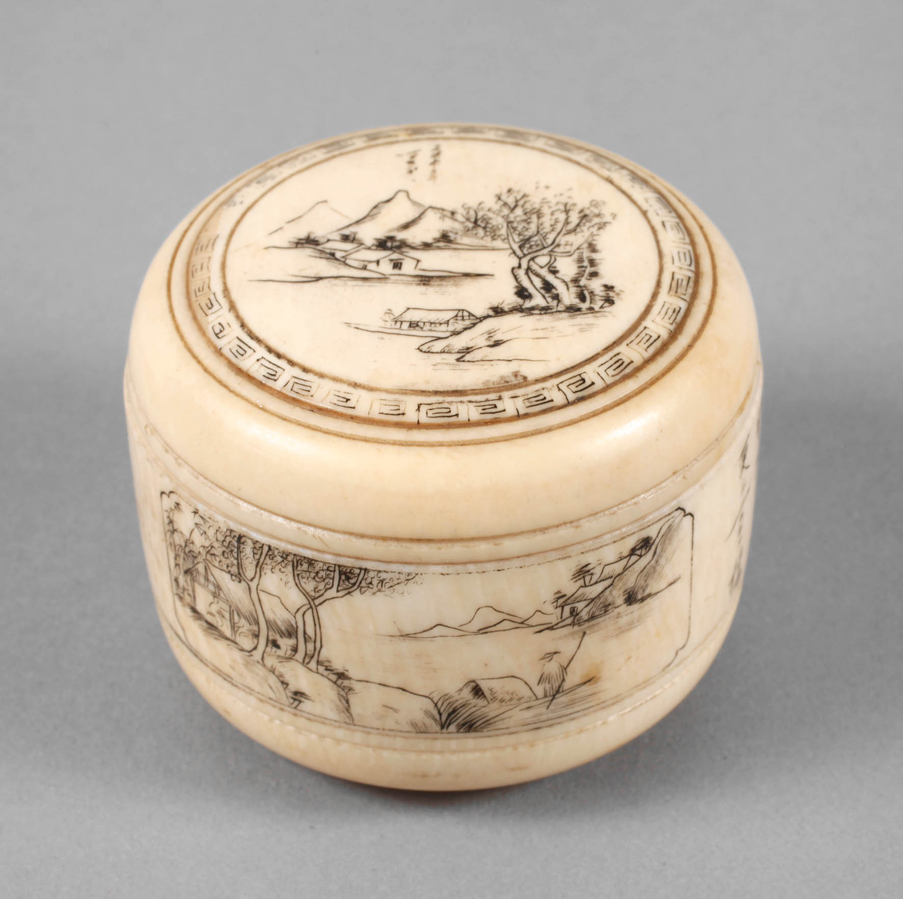 Feine Deckeldose Elfenbein