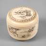 Feine Deckeldose Elfenbein