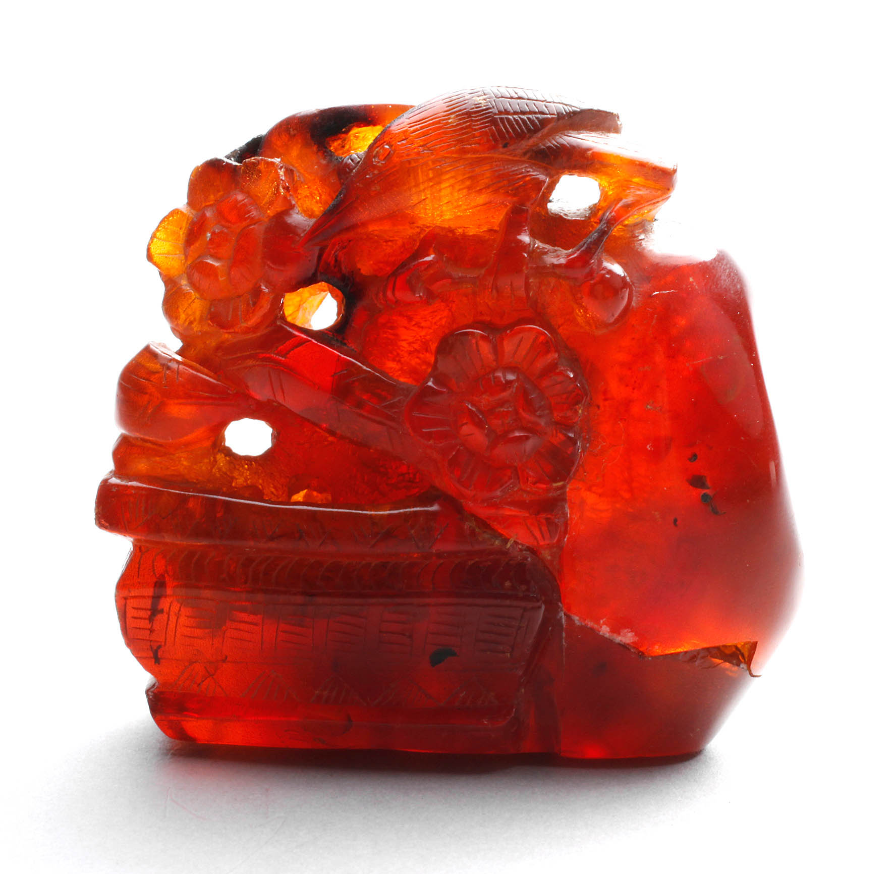 Bernsteinschnitzerei mit Vogel und Blüten