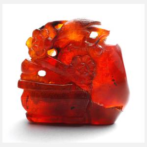 Bernsteinschnitzerei mit Vogel und Blüten