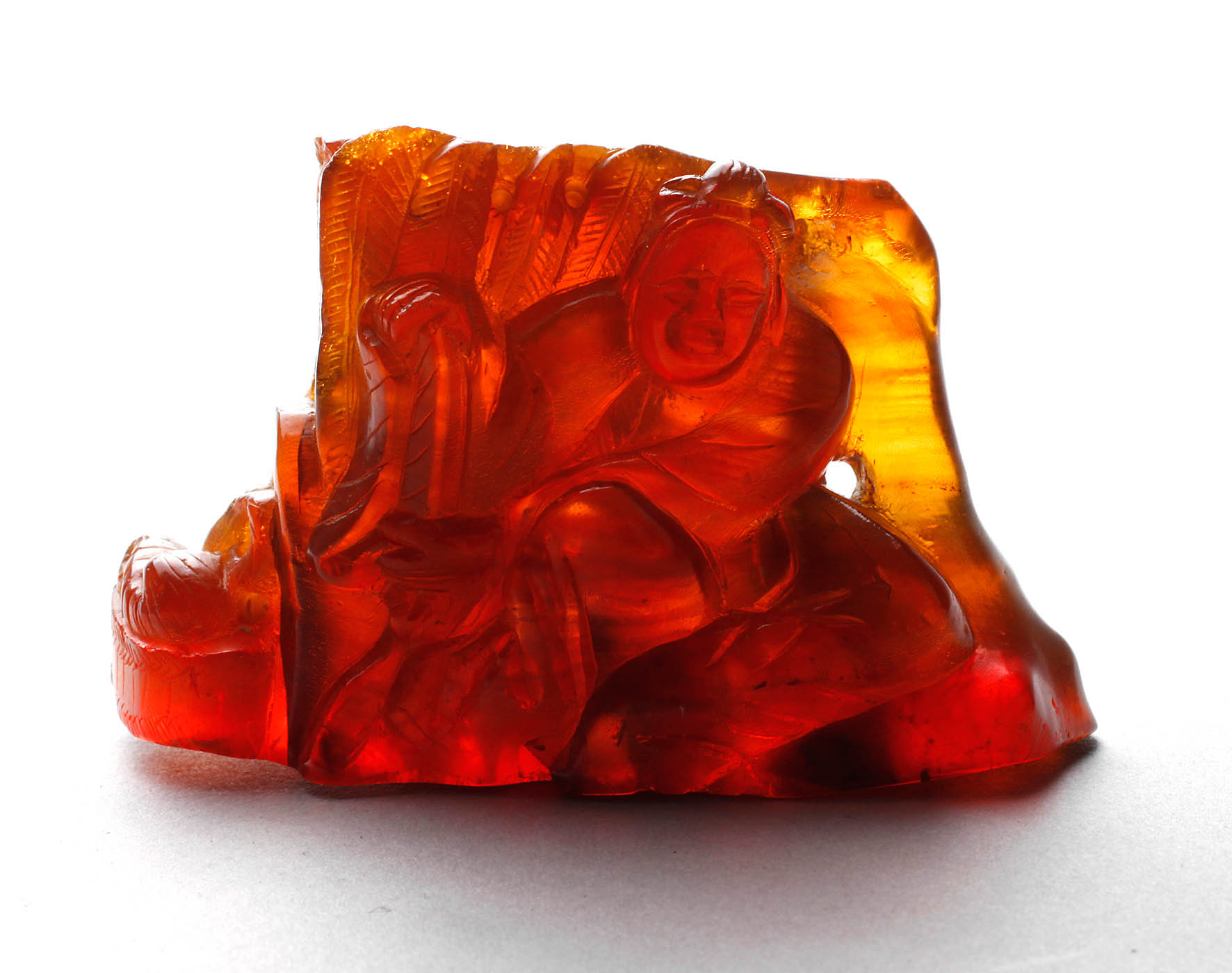 Bernsteinschnitzerei Mönch an Baumstamm