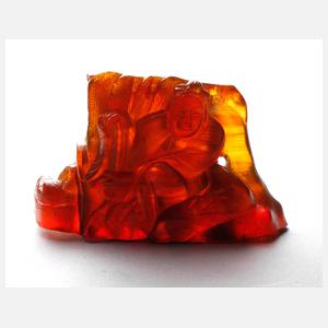 Bernsteinschnitzerei Mönch an Baumstamm