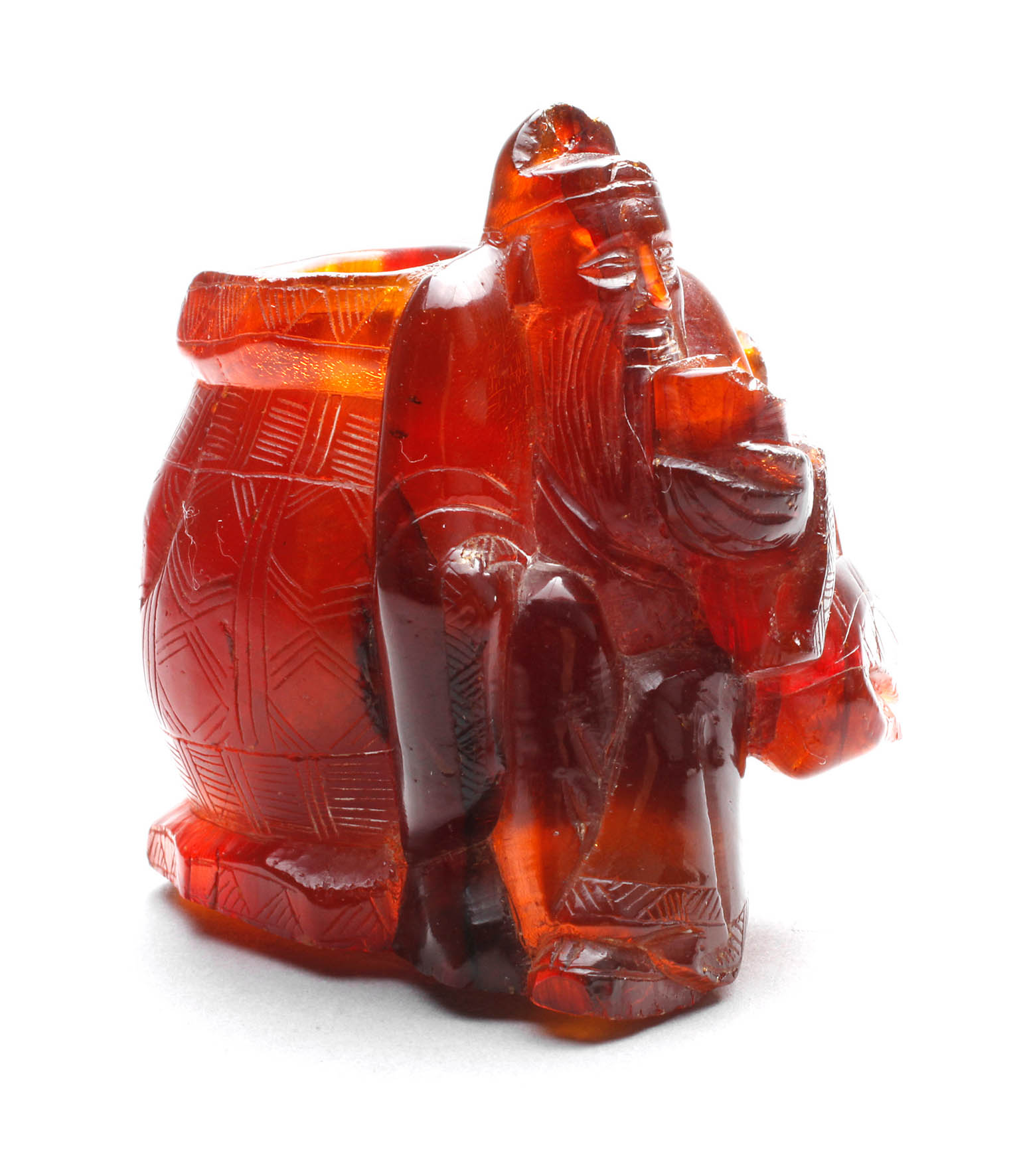 Bernsteinschnitzerei Mönch an Wassertrog