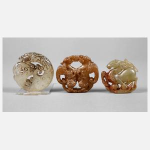 Drei Jadeschnitzereien