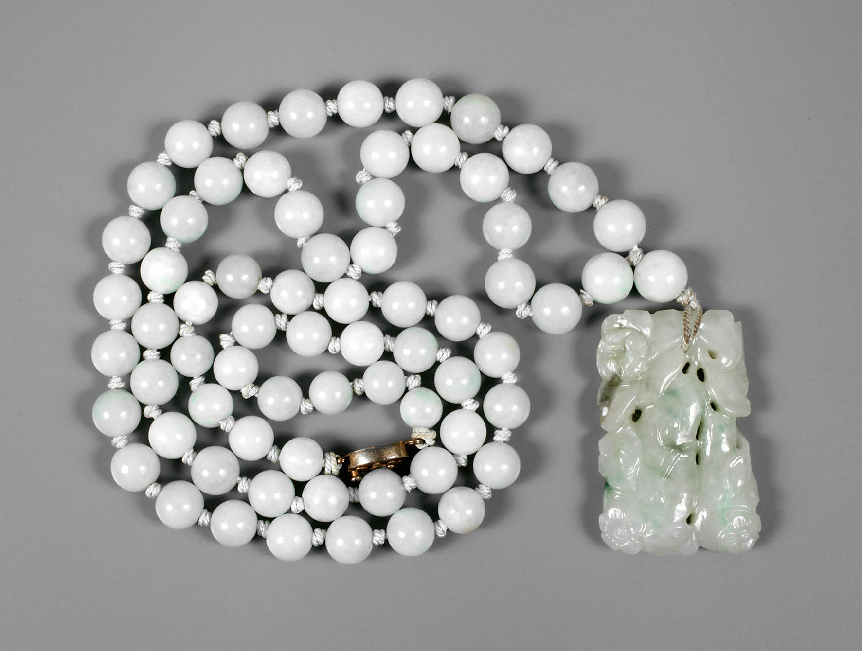 Jadekette mit geschnitztem Anhänger