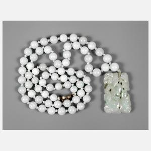 Jadekette mit geschnitztem Anhänger