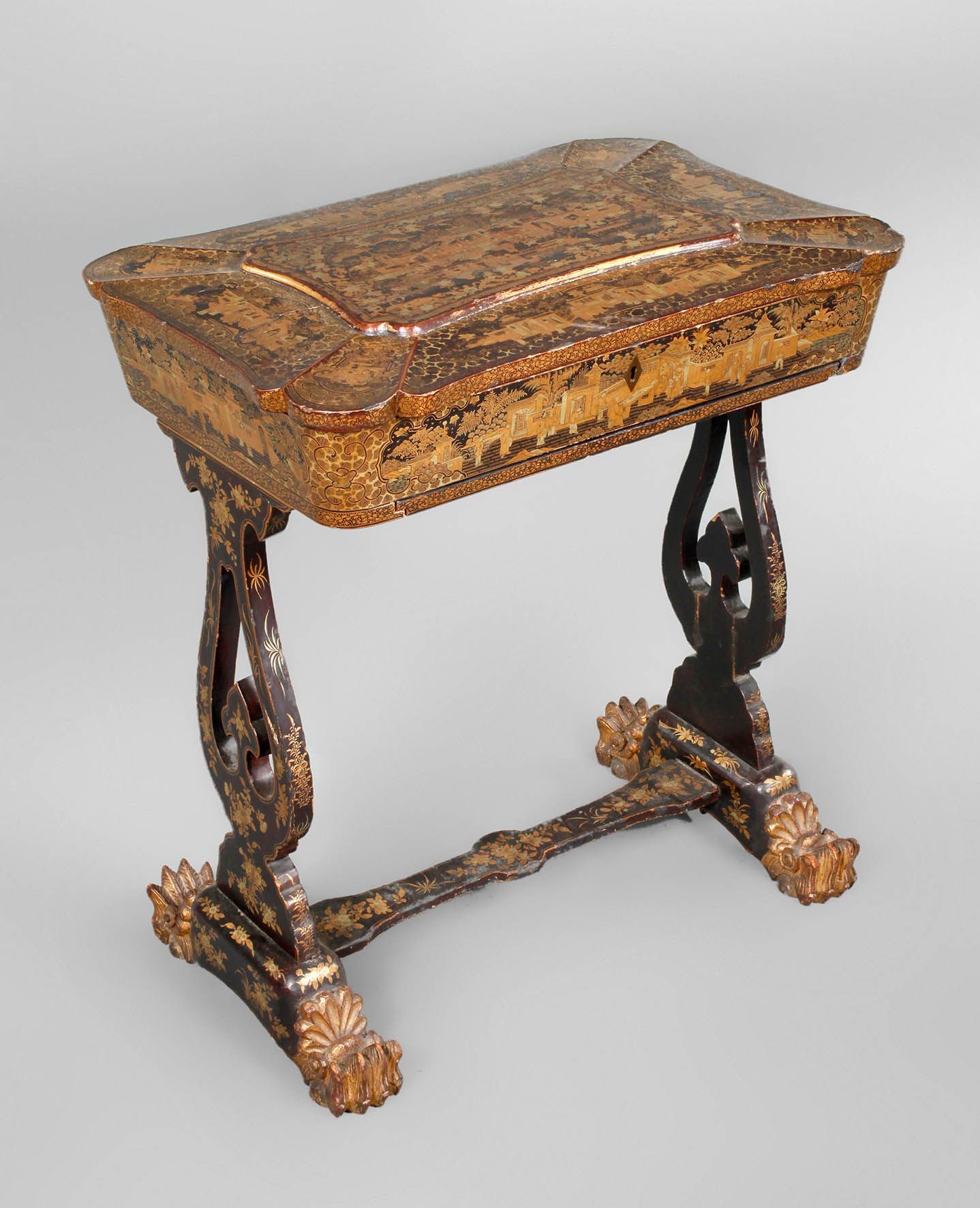 Nähtisch in Lackmalerei