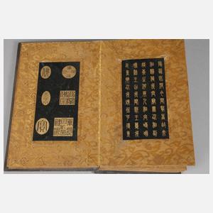 Jadeschnitzereien in Buchform