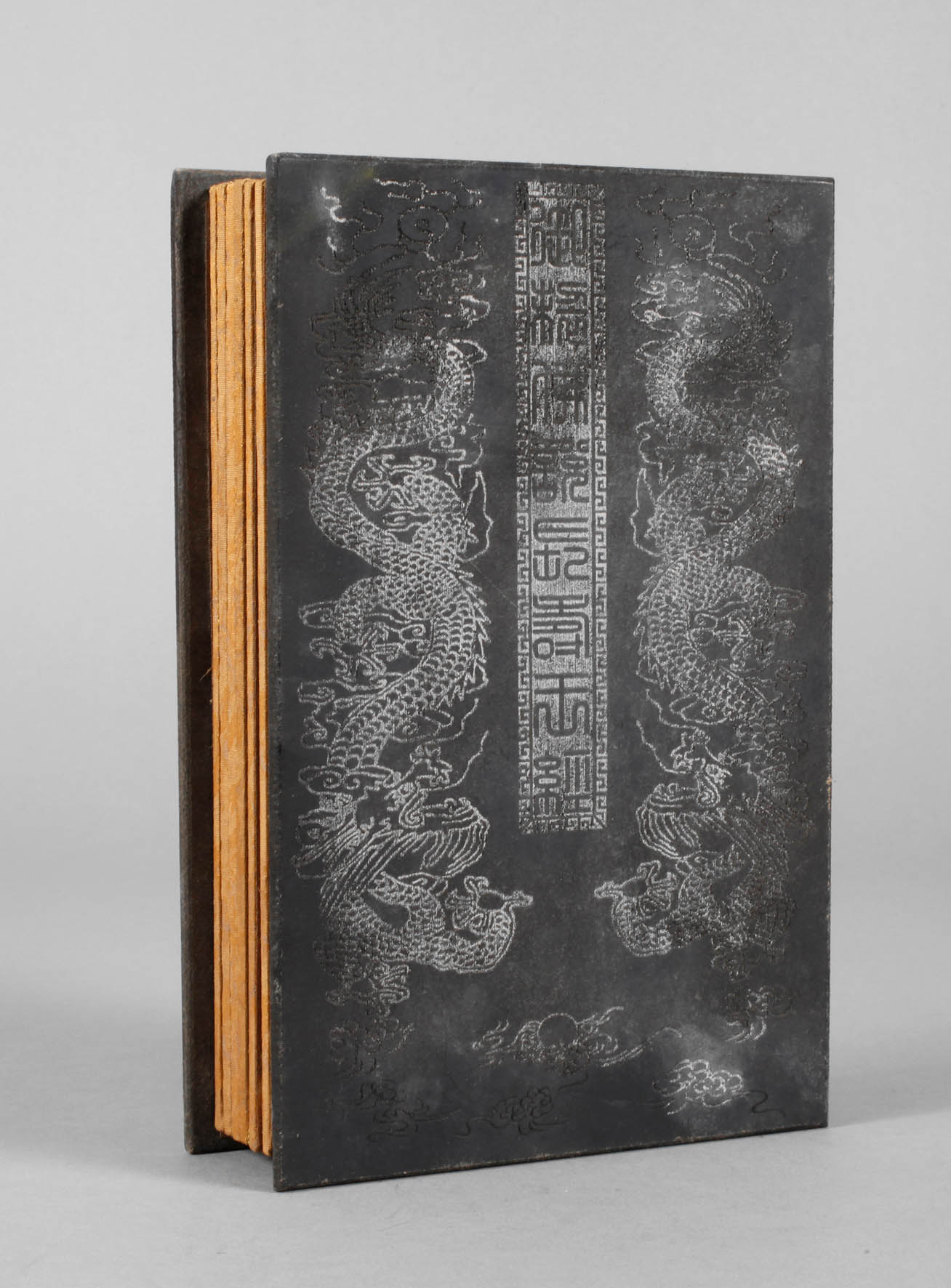 Jadeschnitzereien in Buchform