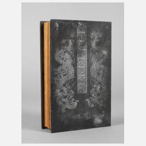 Jadeschnitzereien in Buchform