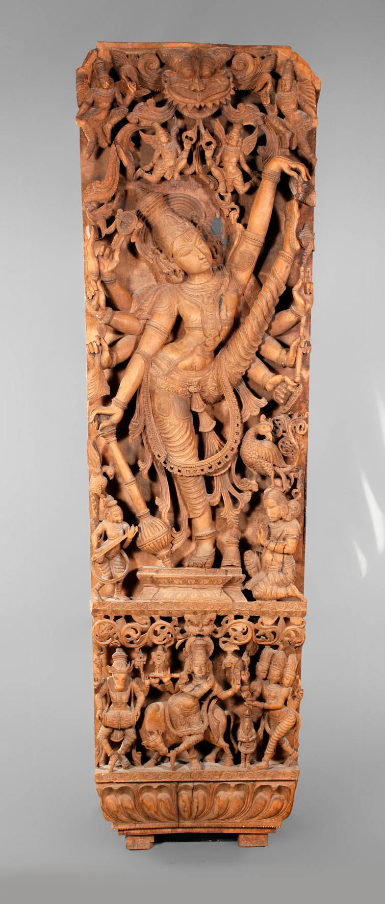 Großes geschnitztes Wandrelief