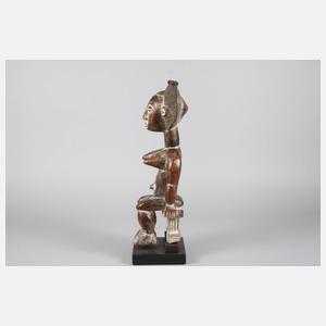 Geschnitzte Sitzende