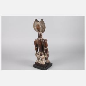 Geschnitzte Sitzende