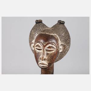 Geschnitzte Sitzende