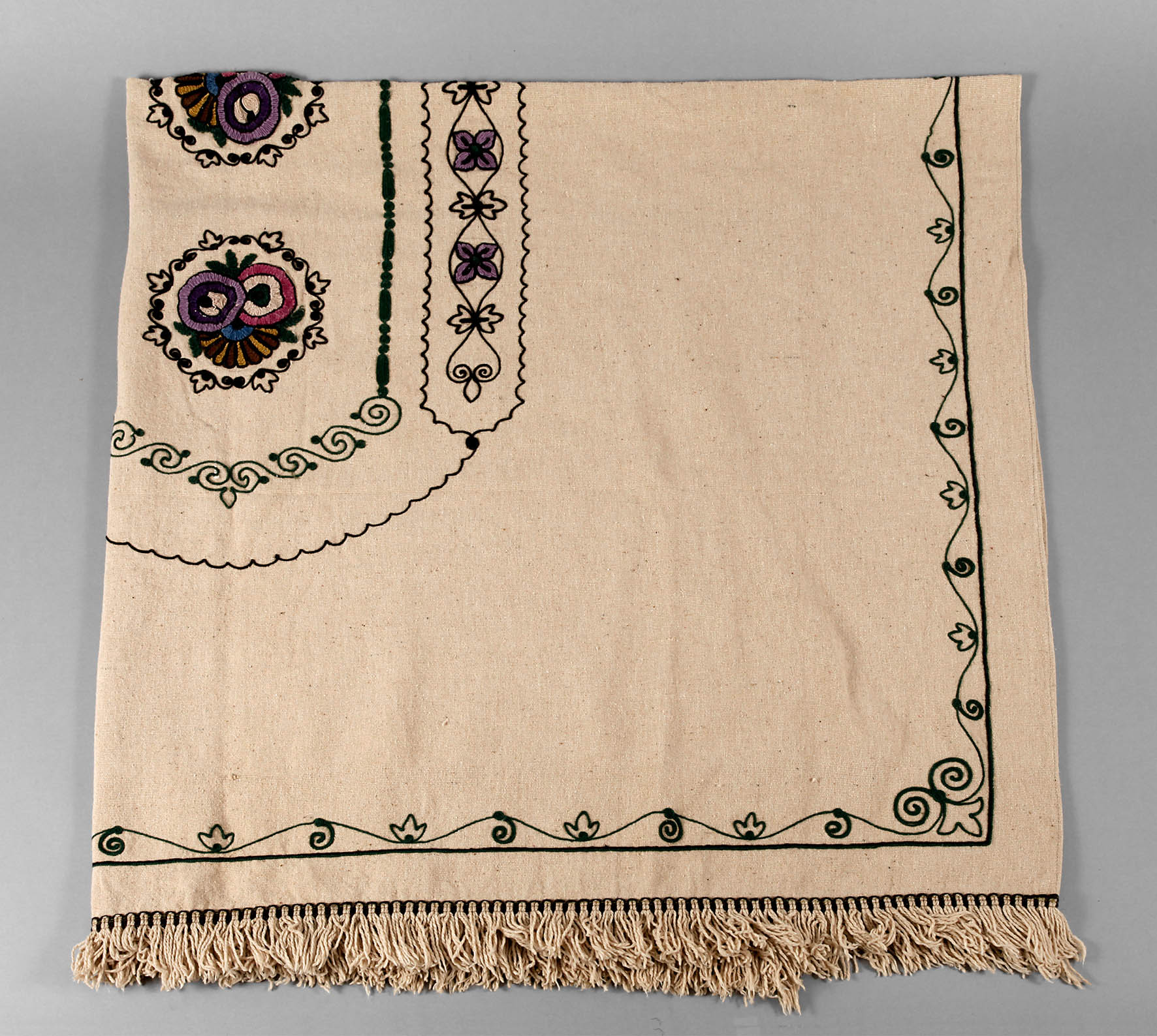 Tischdecke mit Kurbelstickerei