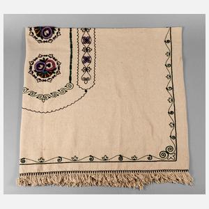 Tischdecke mit Kurbelstickerei