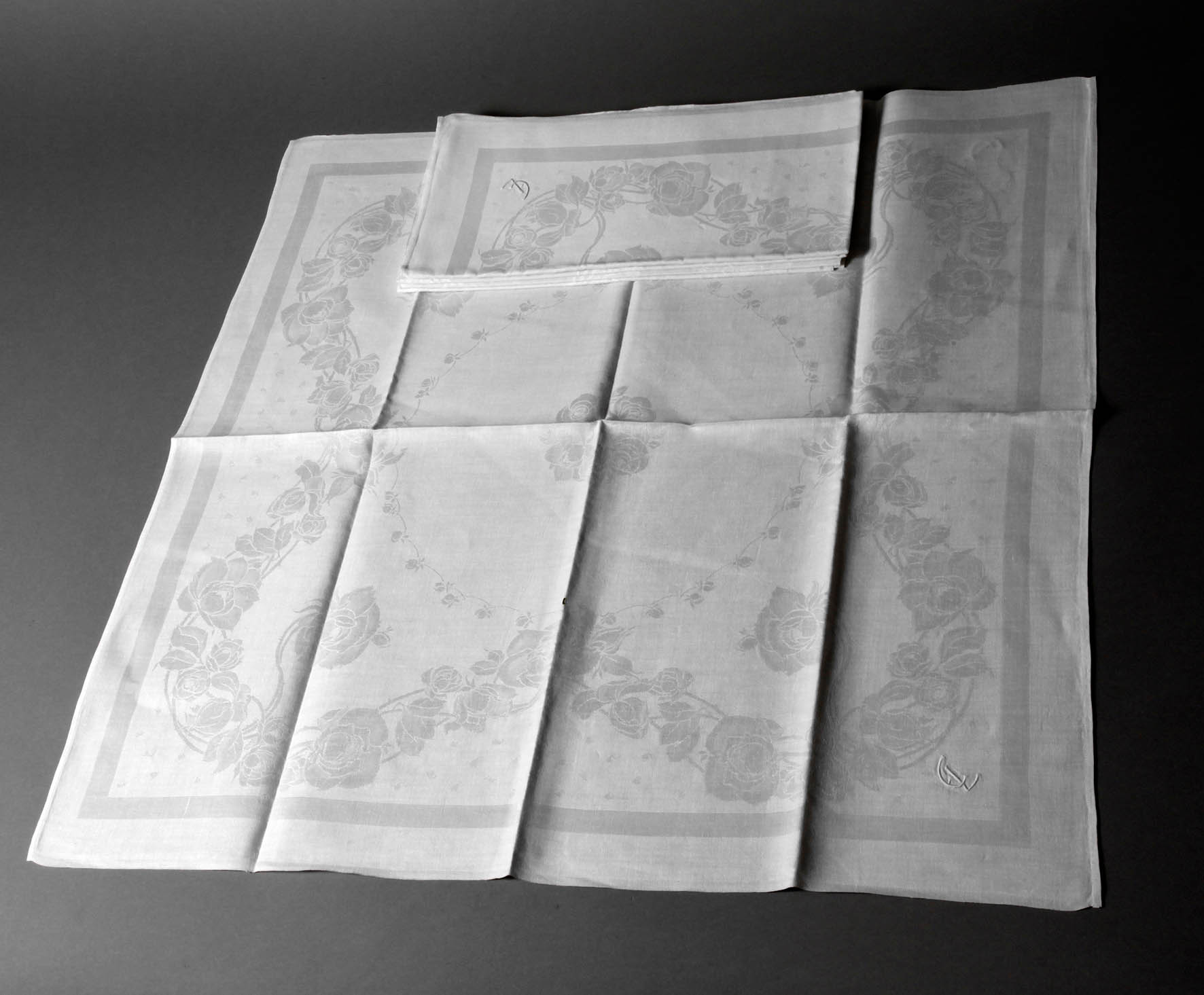 Fünf Servietten Rosendekor