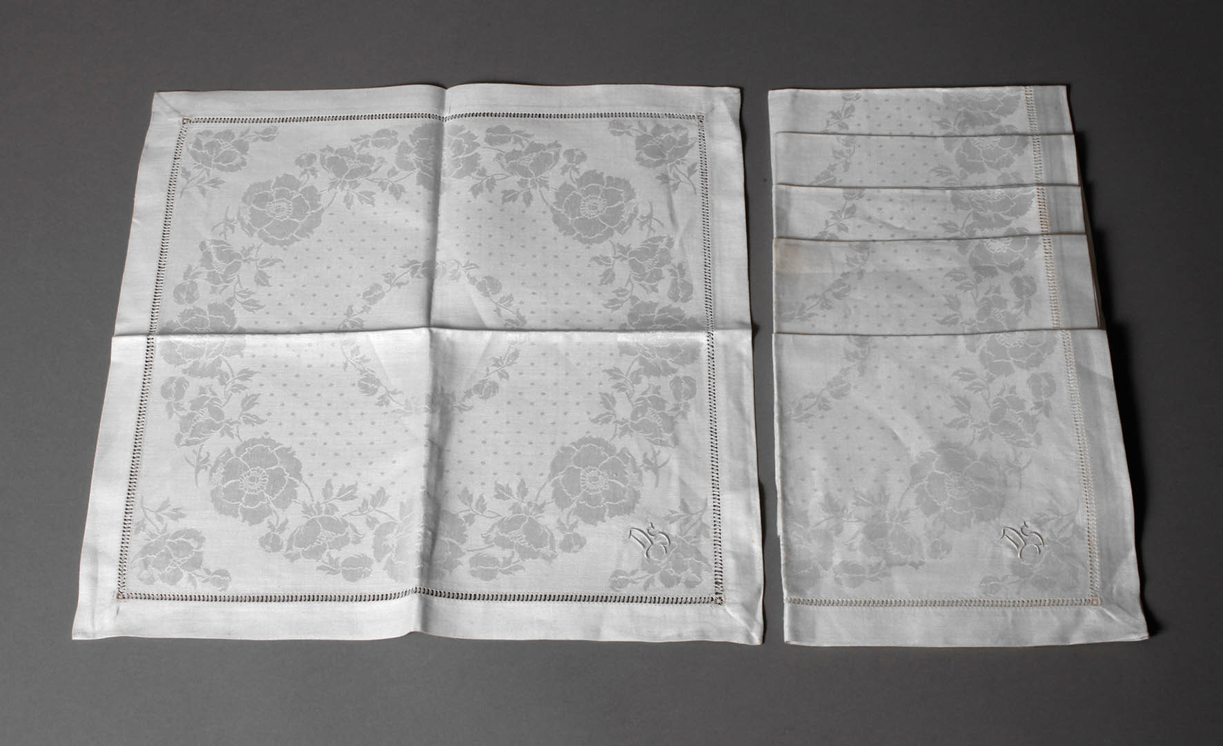 Sechs Servietten Wildrosendekor