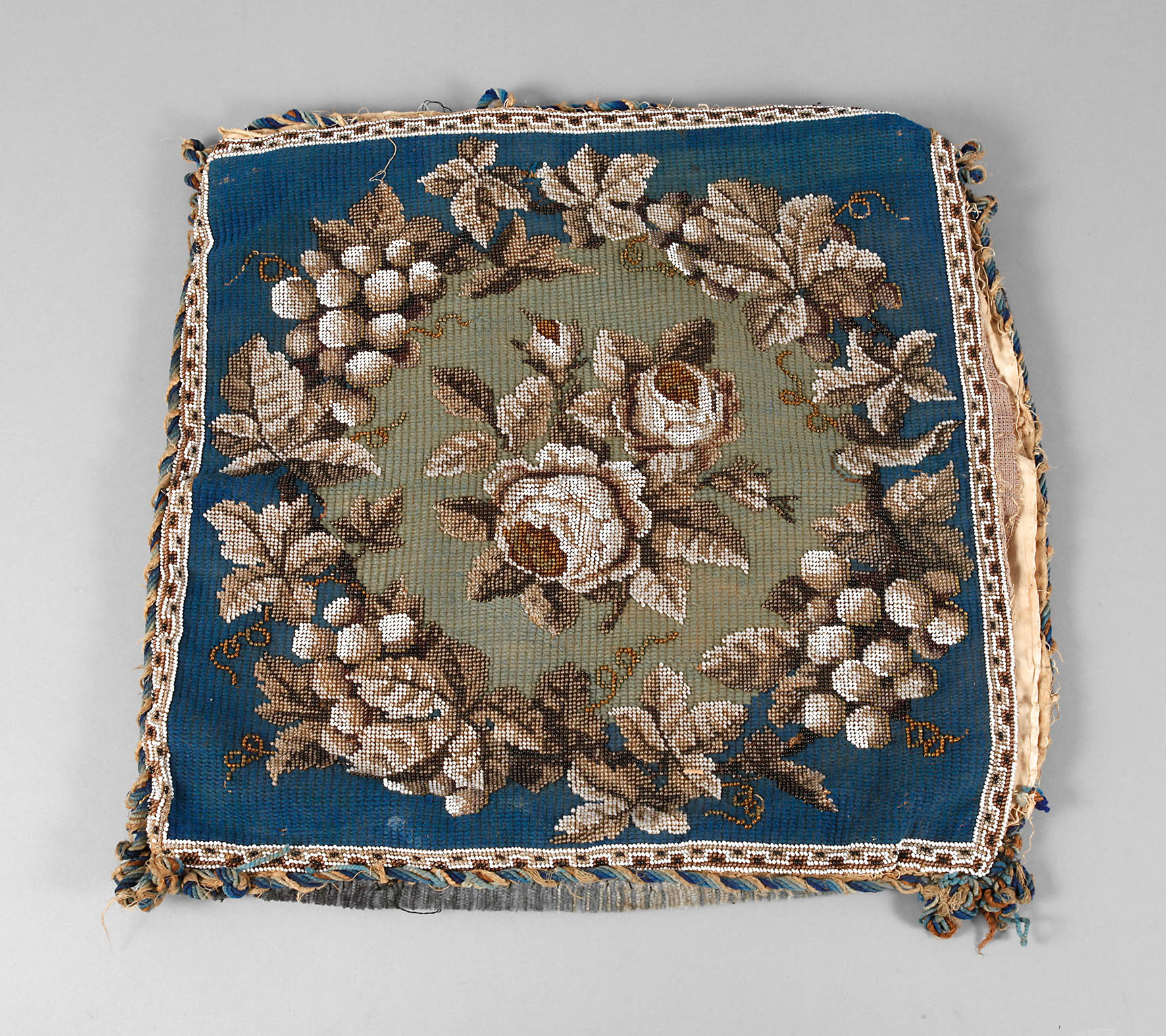 Kissenhülle Perlstickerei