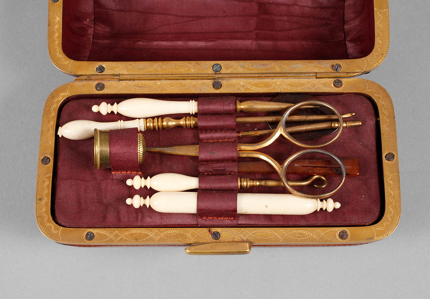 Reisenecessaire in Kofferform