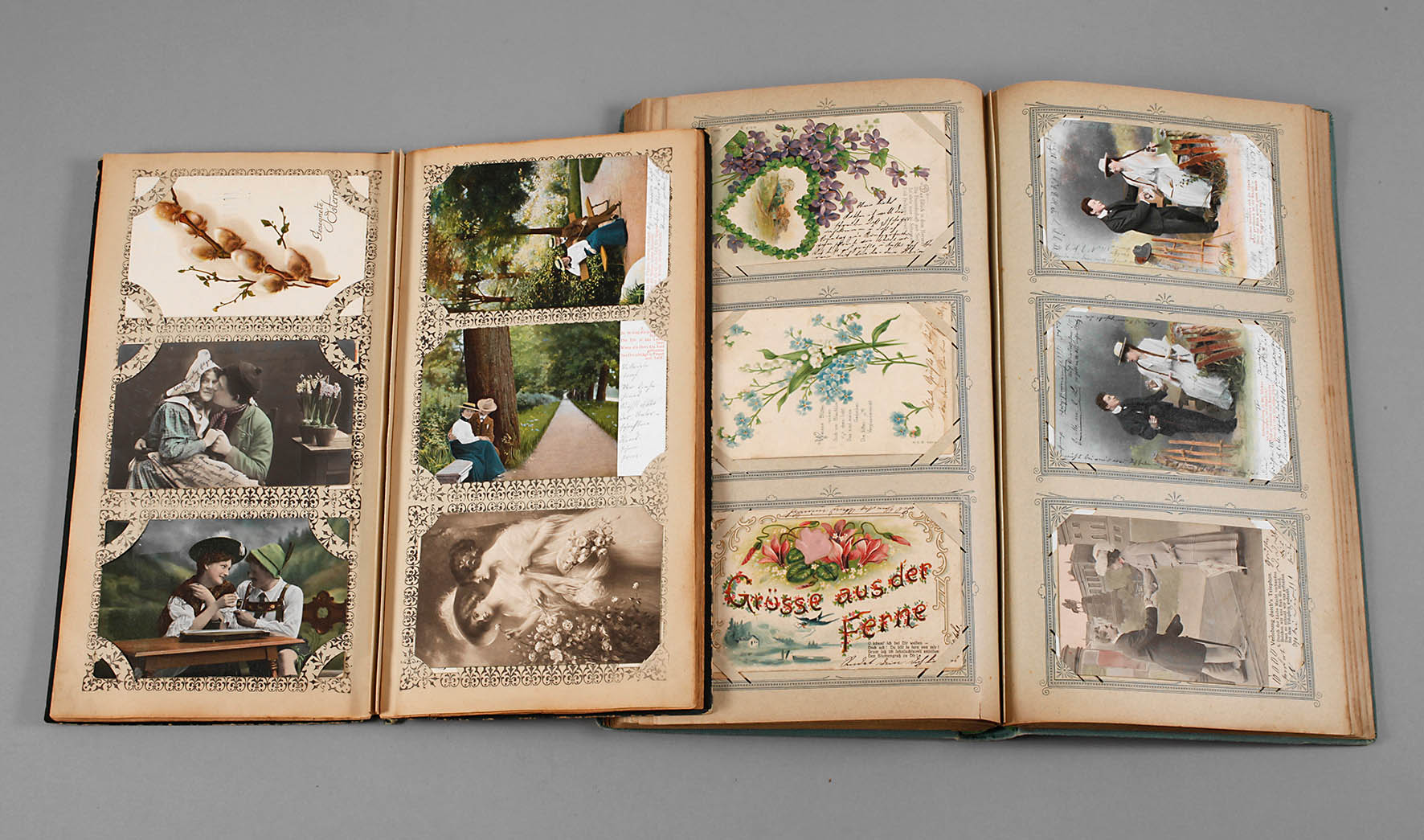 Zwei Postkartenalben Kitsch