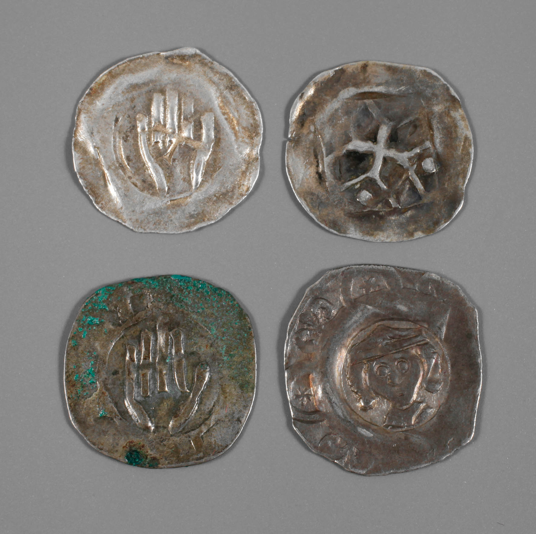 Brakteat und drei Händleinheller