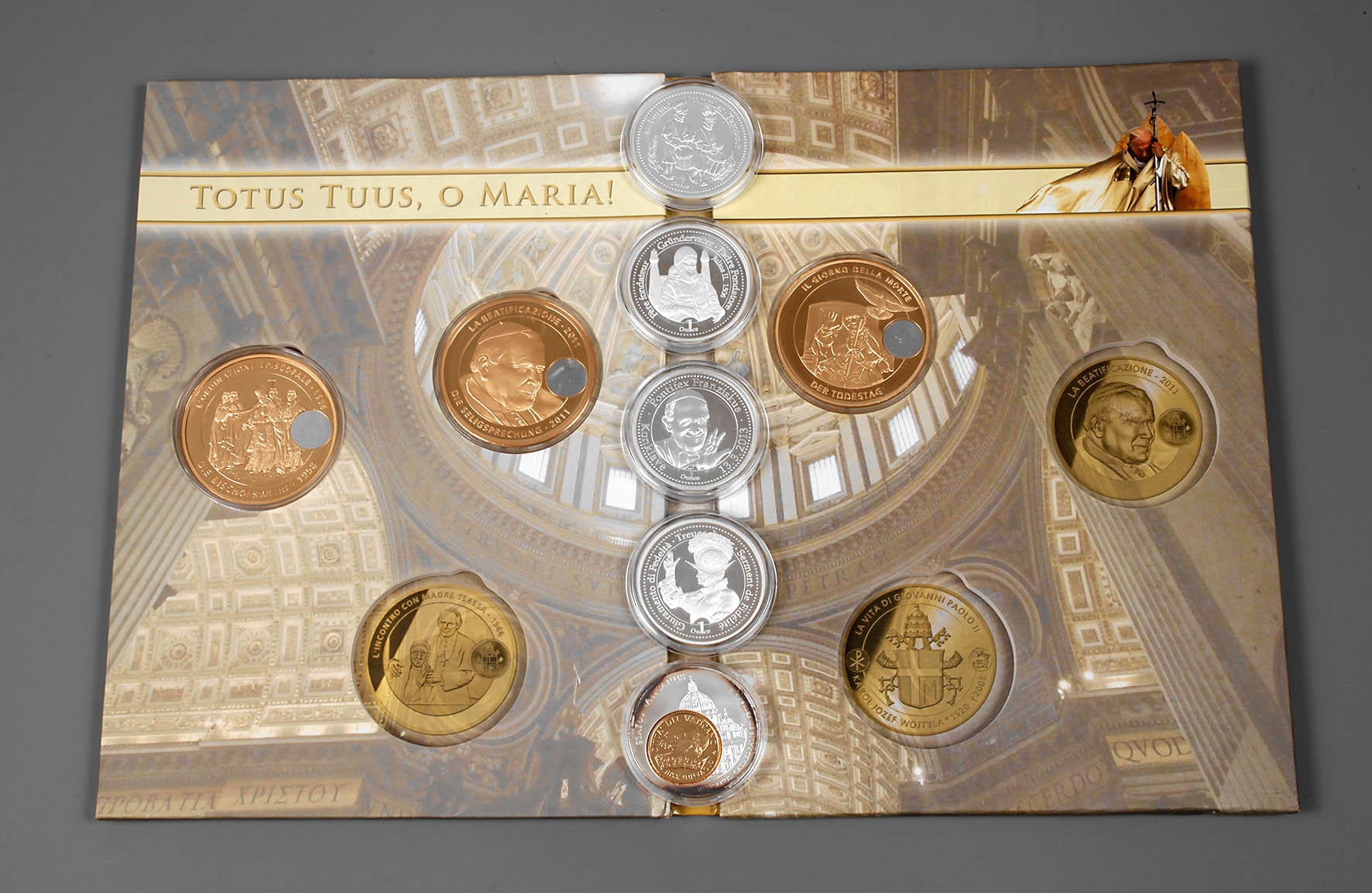 Acht Medaillen Vatikan