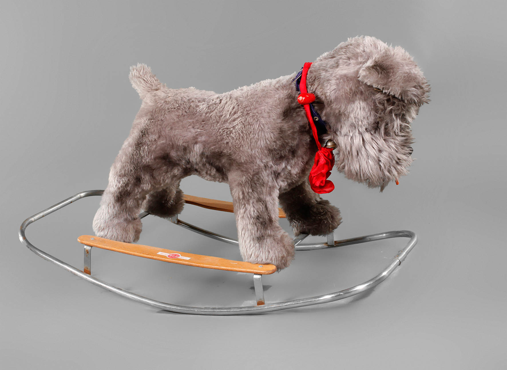 Trudi Plüschhund als Schaukeltier