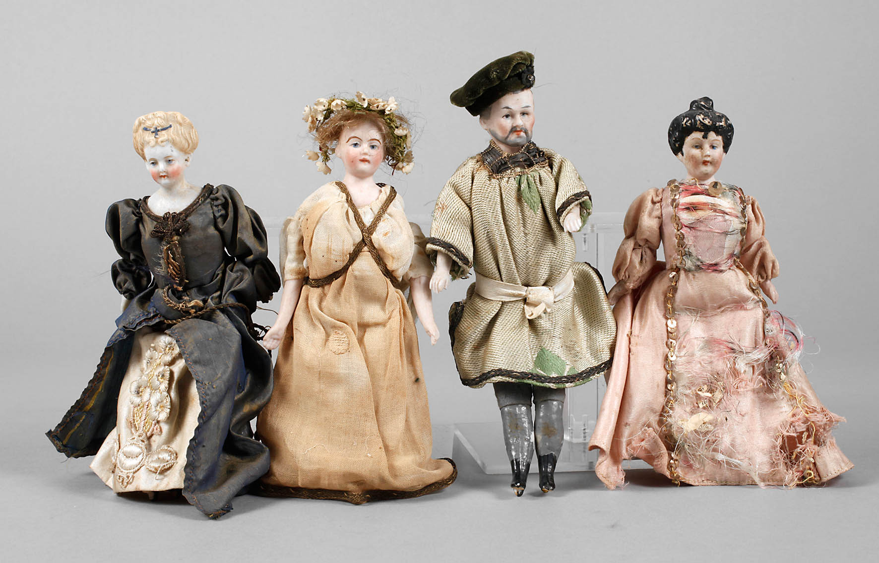 Vier Puppenstubenpuppen