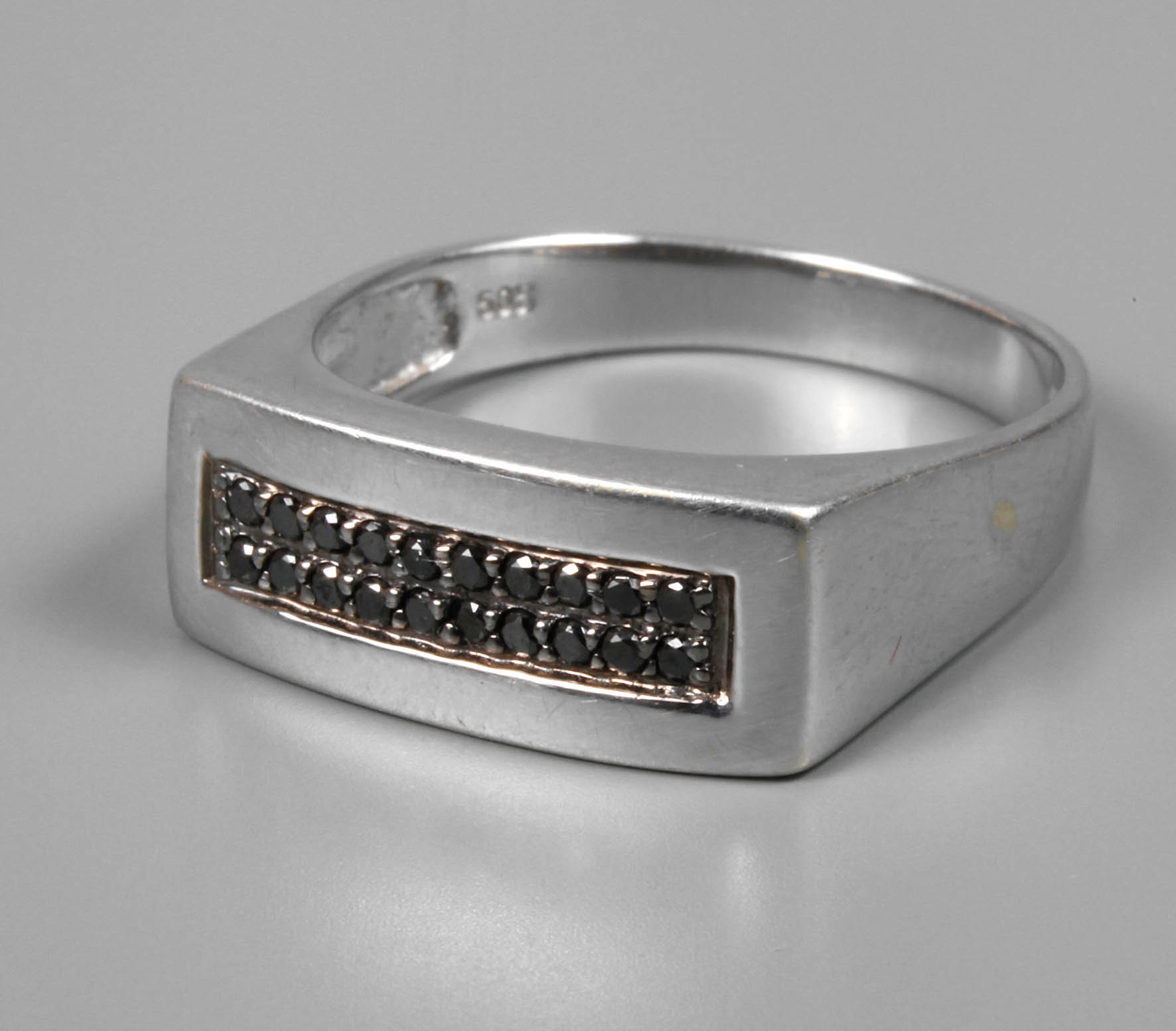 Damenring mit schwarzen Brillanten