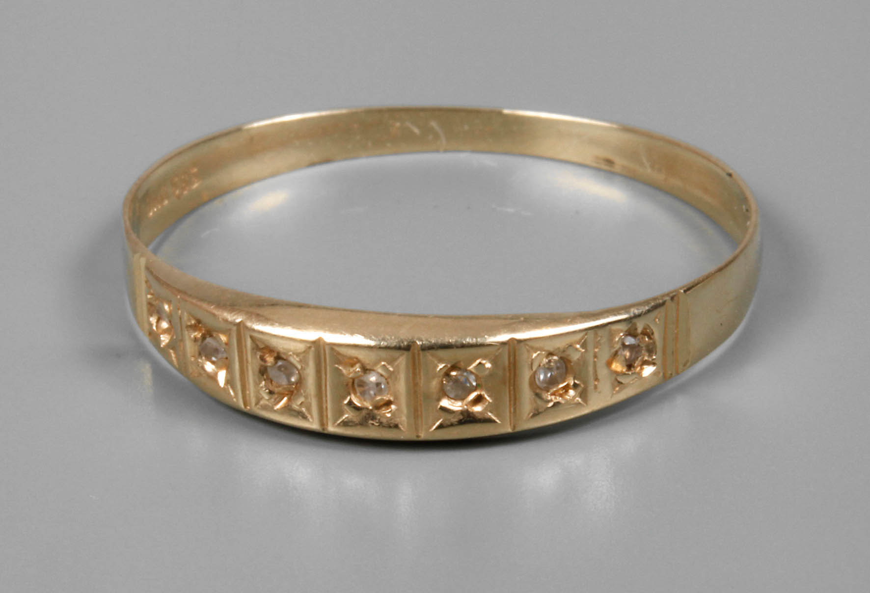 Damenring mit Diamantbesatz