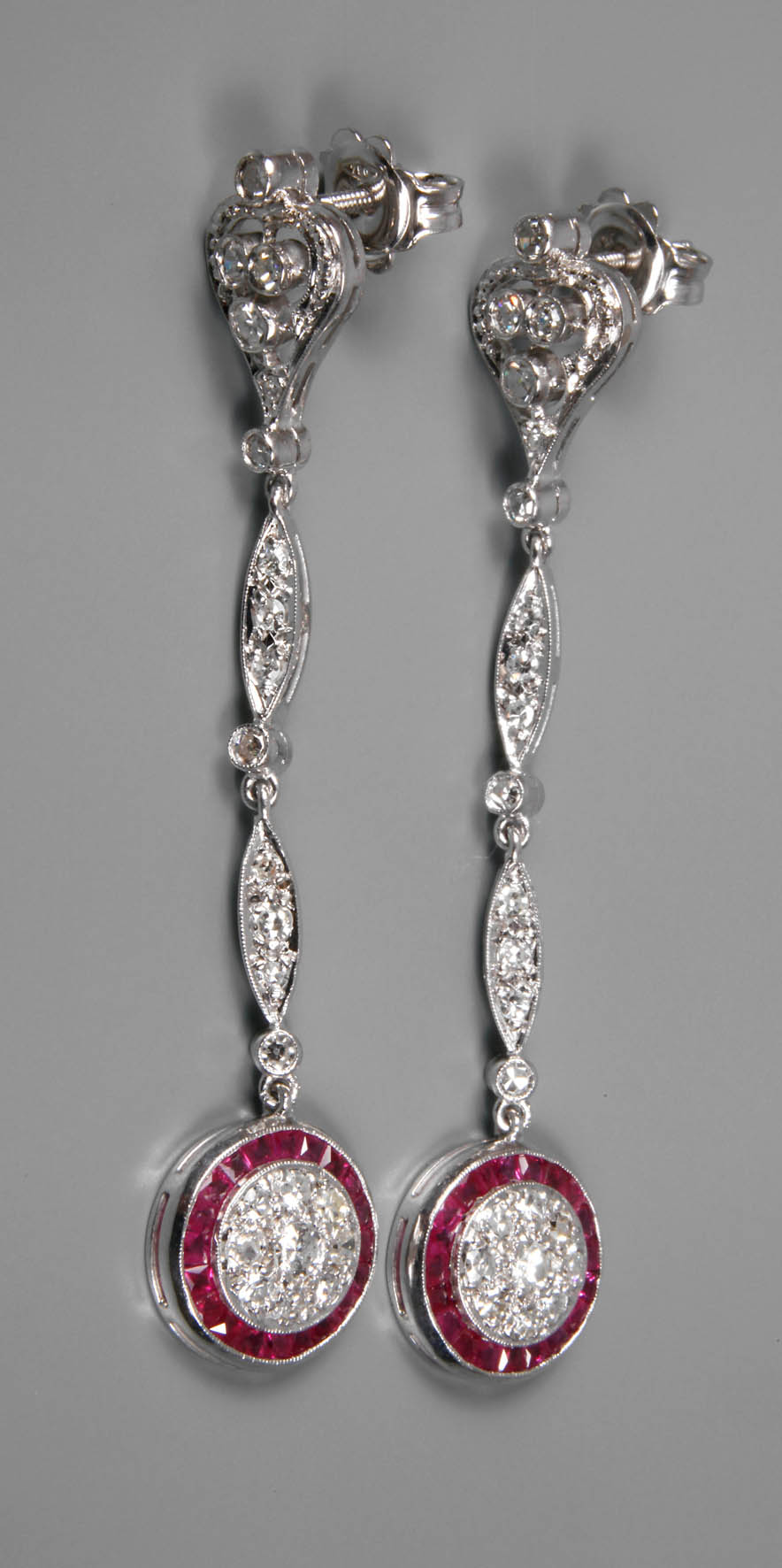 Ohrhänger mit Brillanten und Rubinen