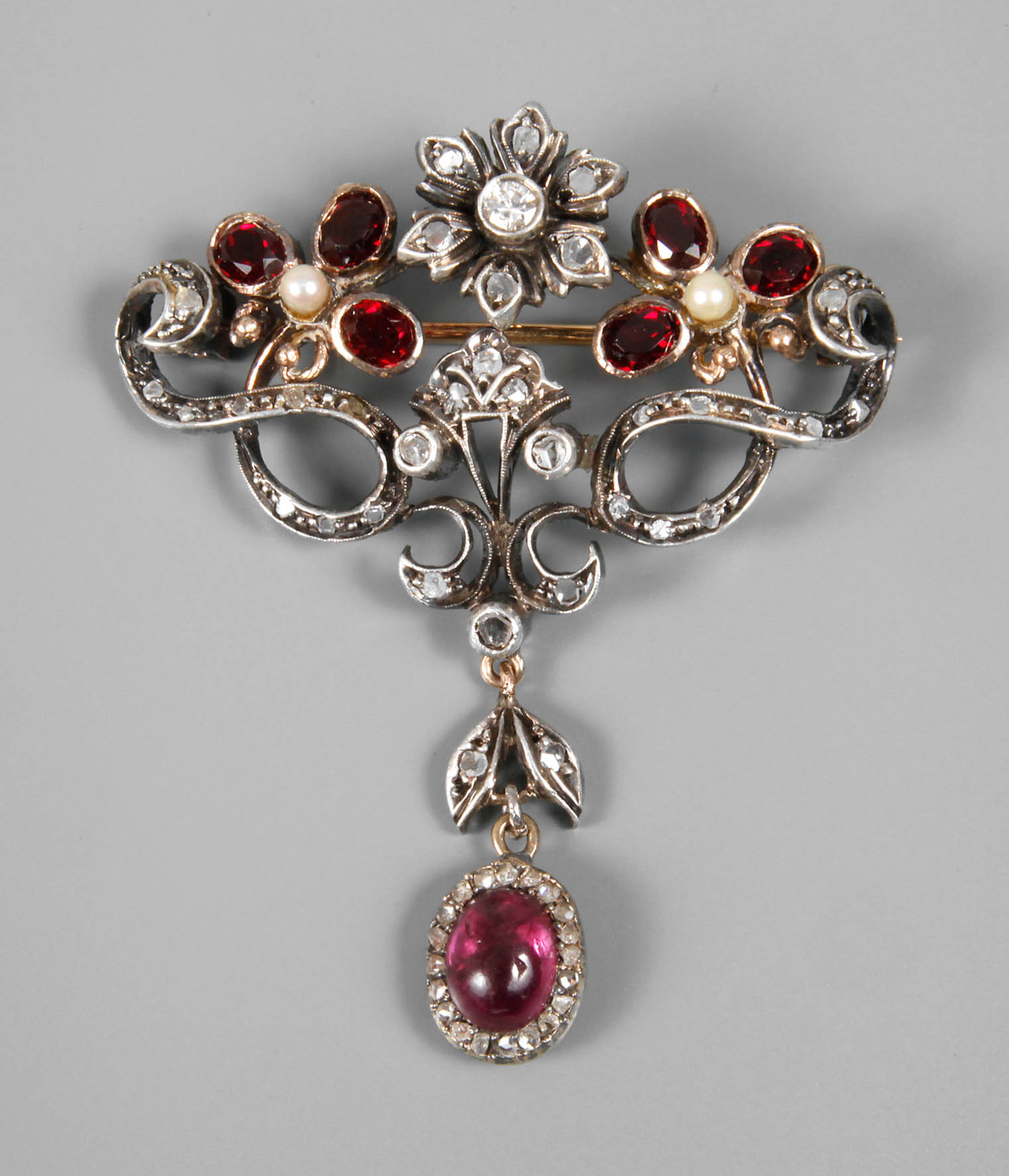 Filigrane Brosche mit Rubin, Granat und Diamanten