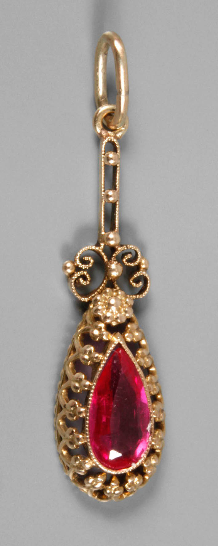 Anhänger mit synthetischen Rubin