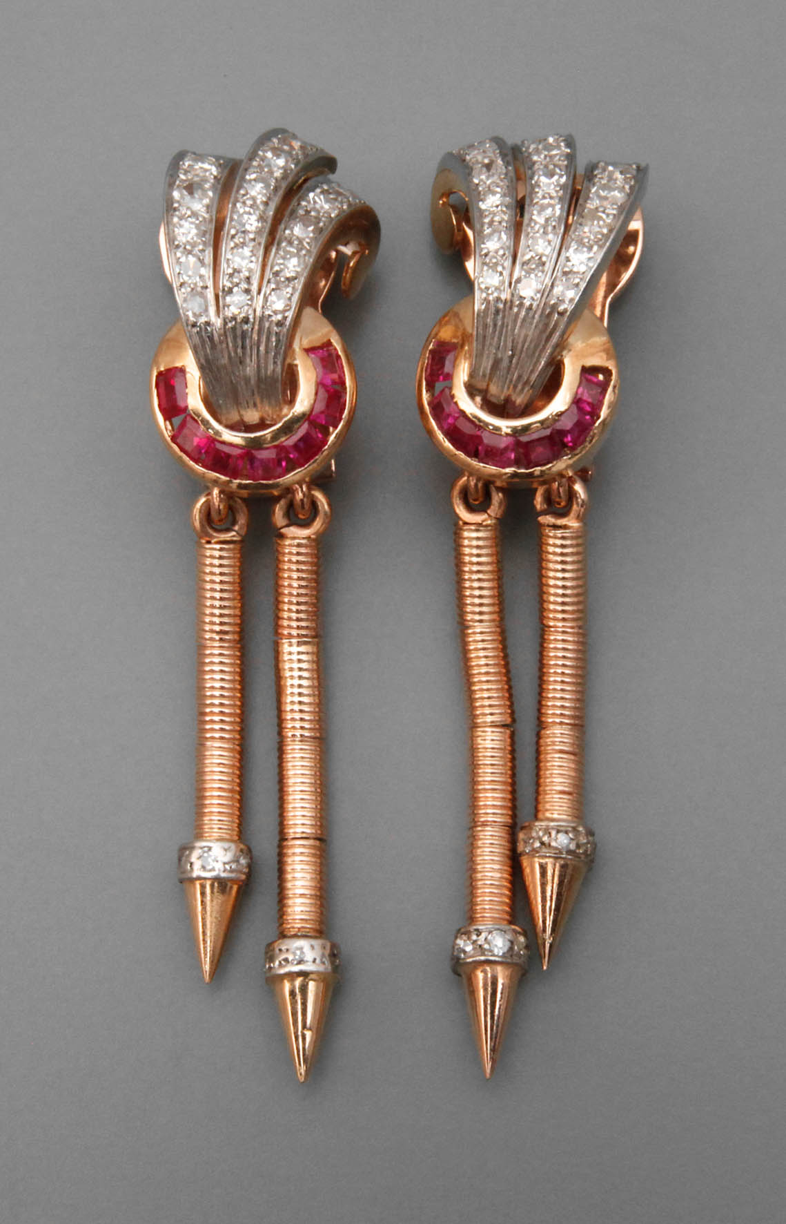 Paar Ohrhänger mit Rubinen und Diamanten