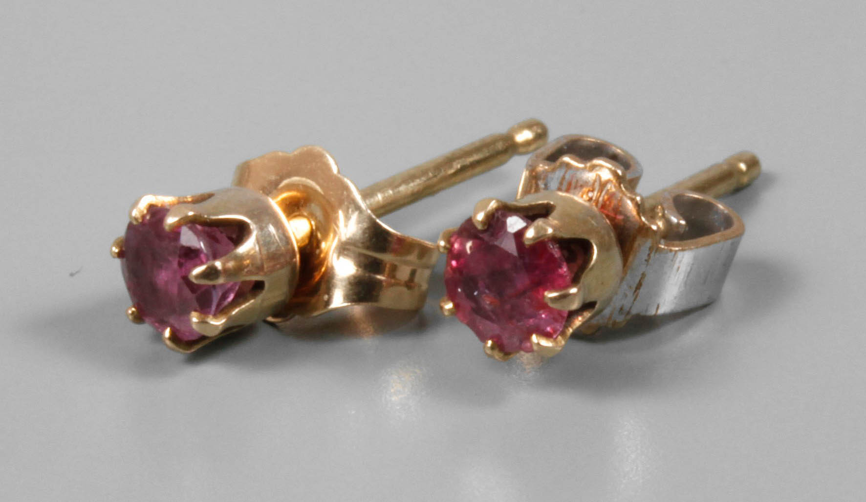 Paar Ohrstecker mit Rubinen