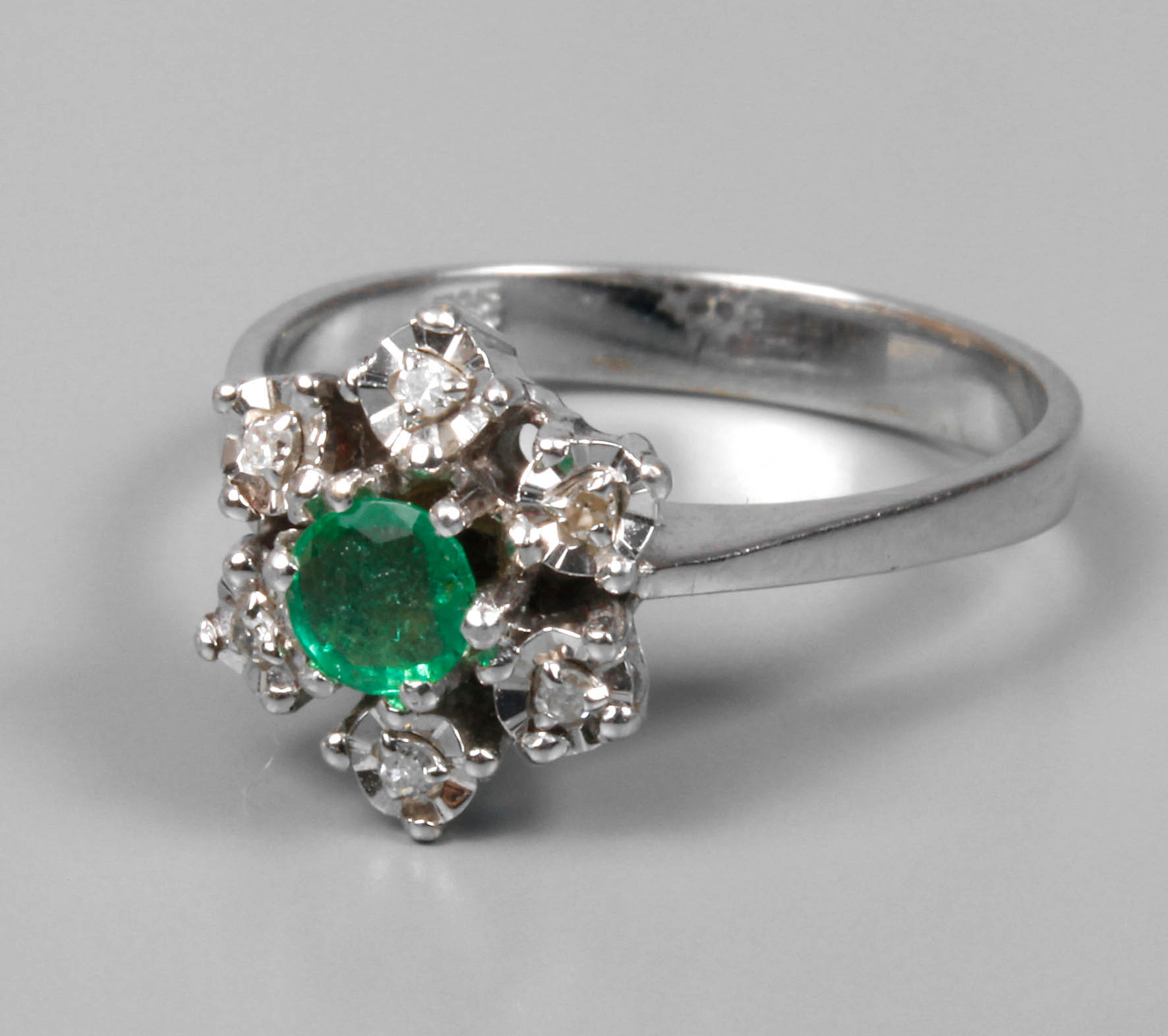 Damenring mit Smaragd und Diamanten