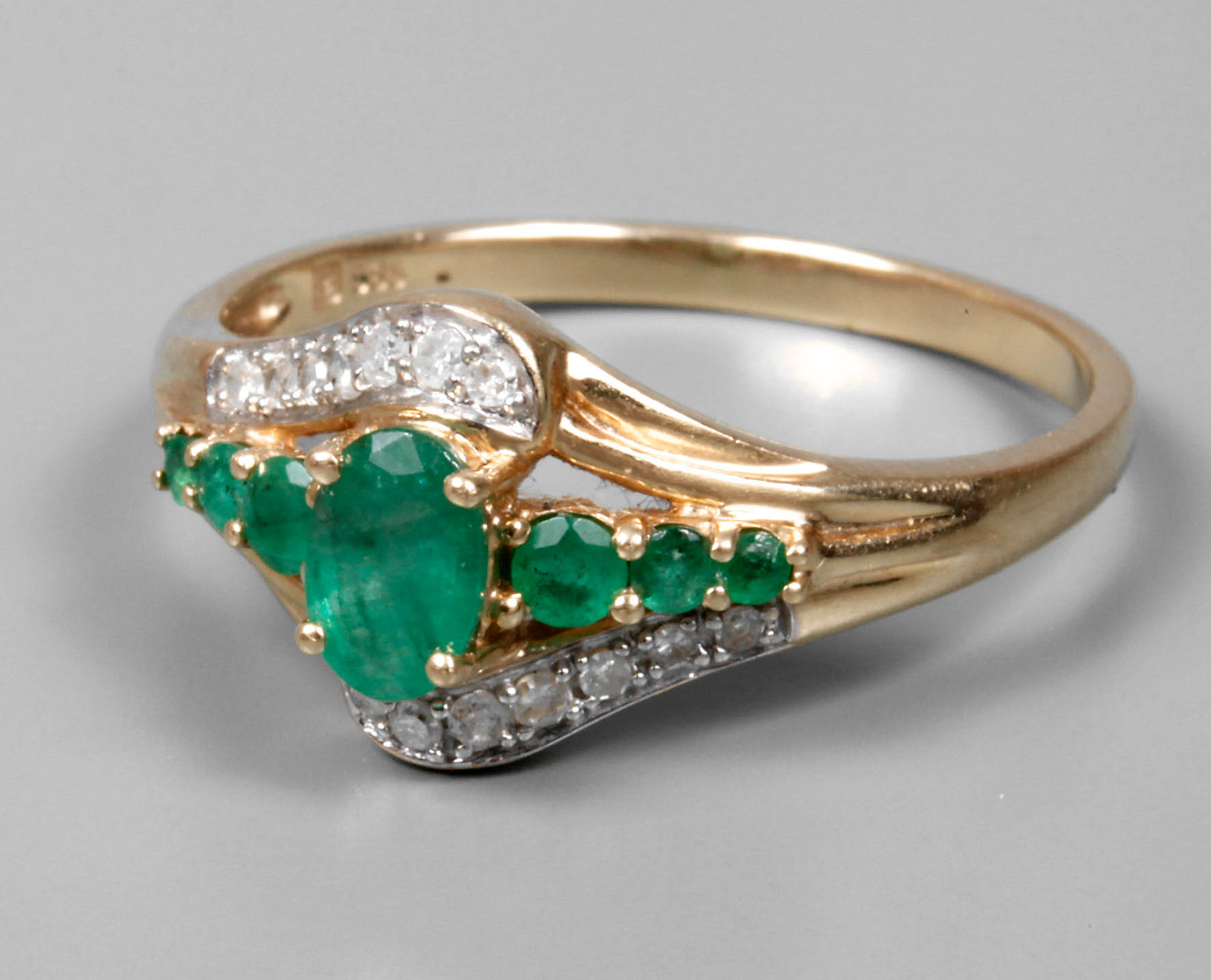 Damenring mit Diamanten und Smaragden