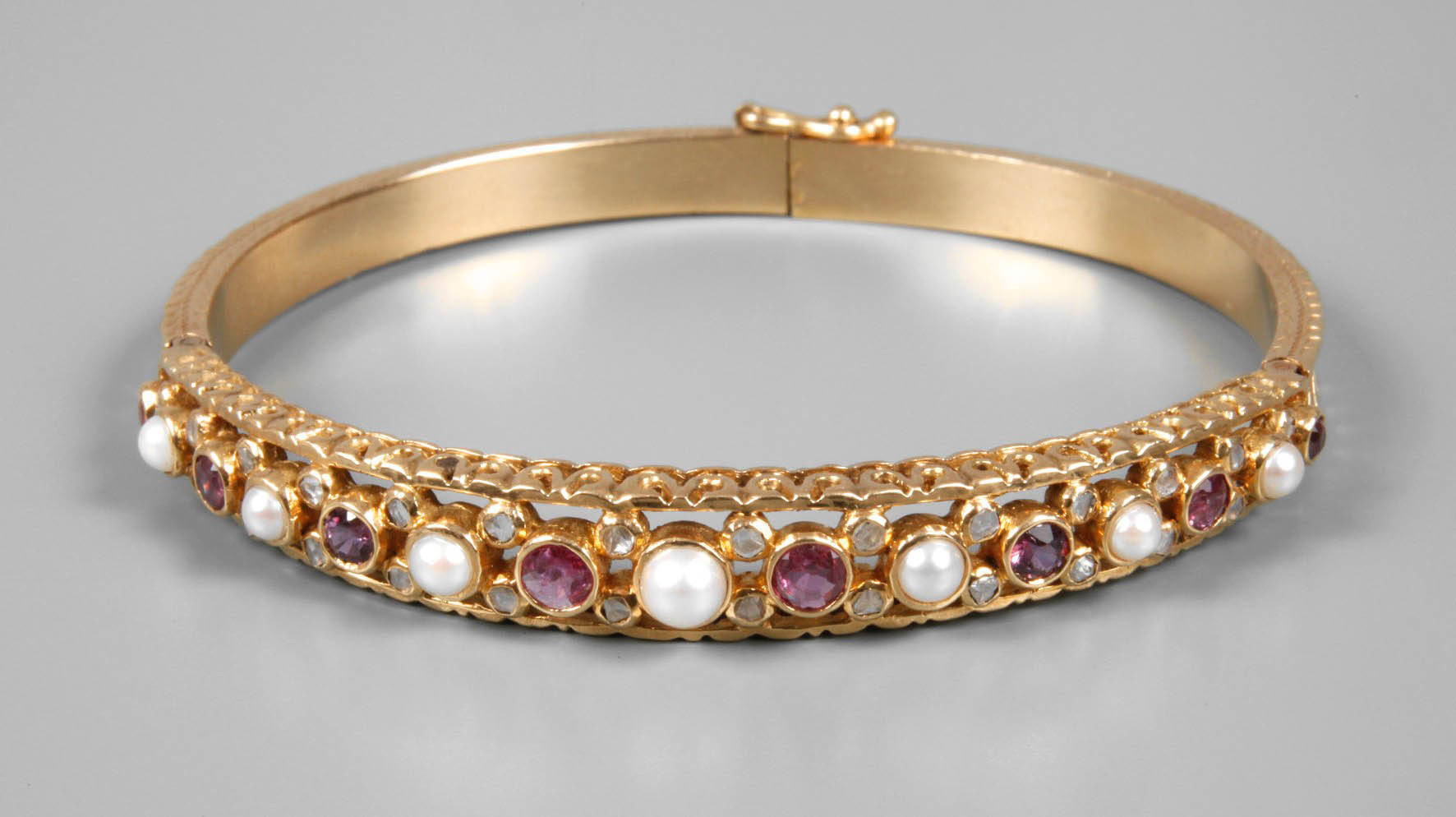 Armreif besetzt mit Rubinen, Diamanten und Perlen