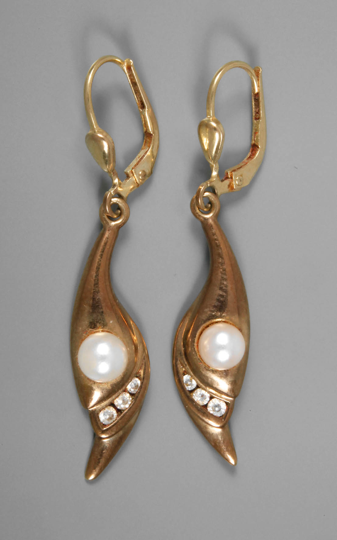 Paar Ohrhänger mit Perle