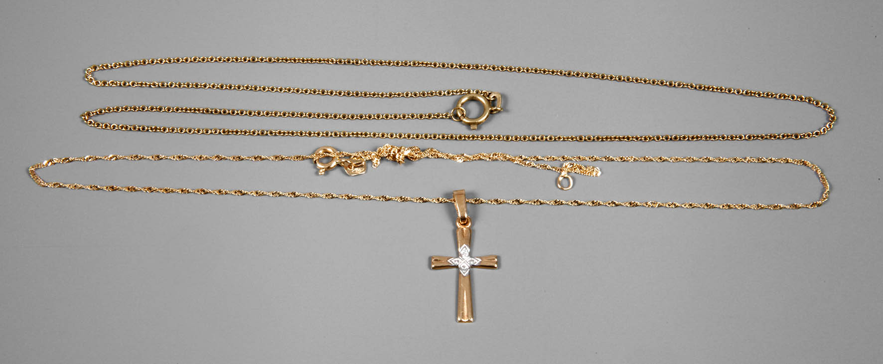 Zwei Ketten und ein Anhänger