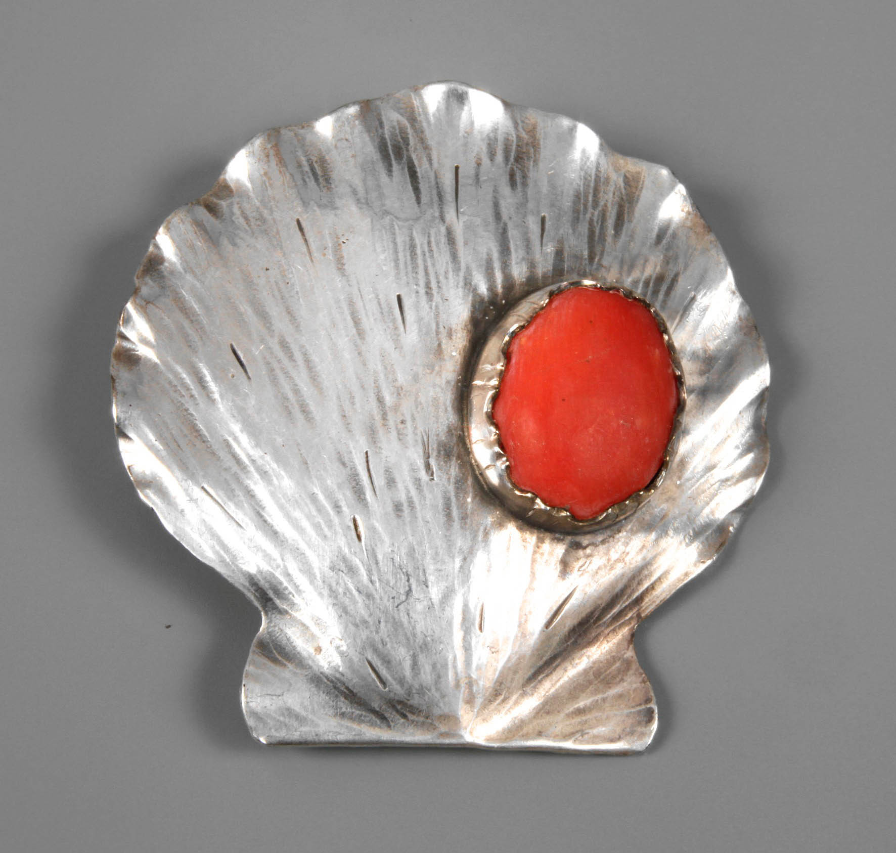 Brosche in Muschelform