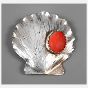 Brosche in Muschelform