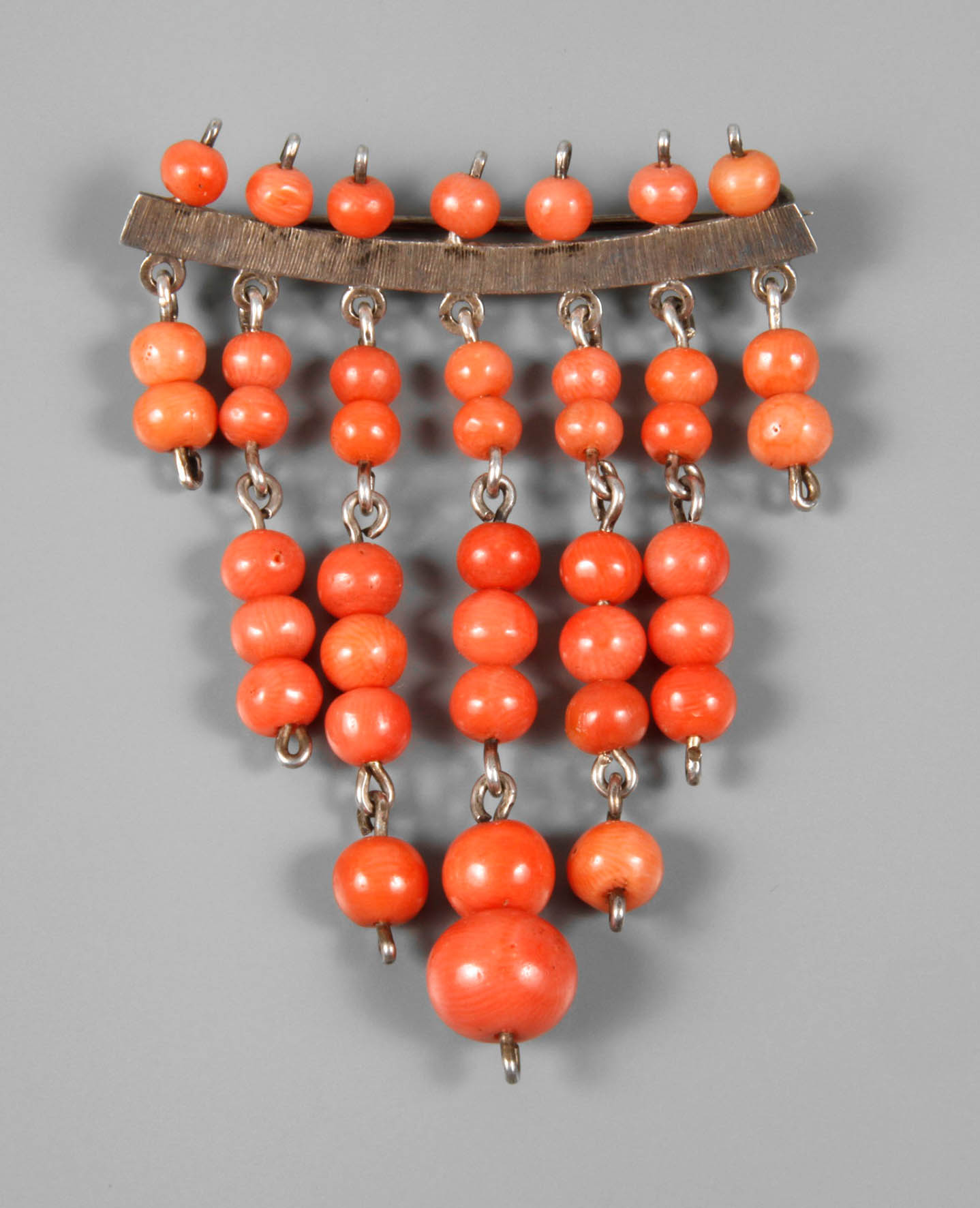 Brosche mit Korallenbesatz