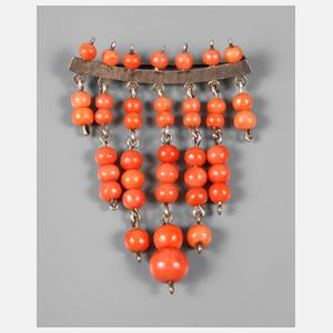 Brosche mit Korallenbesatz