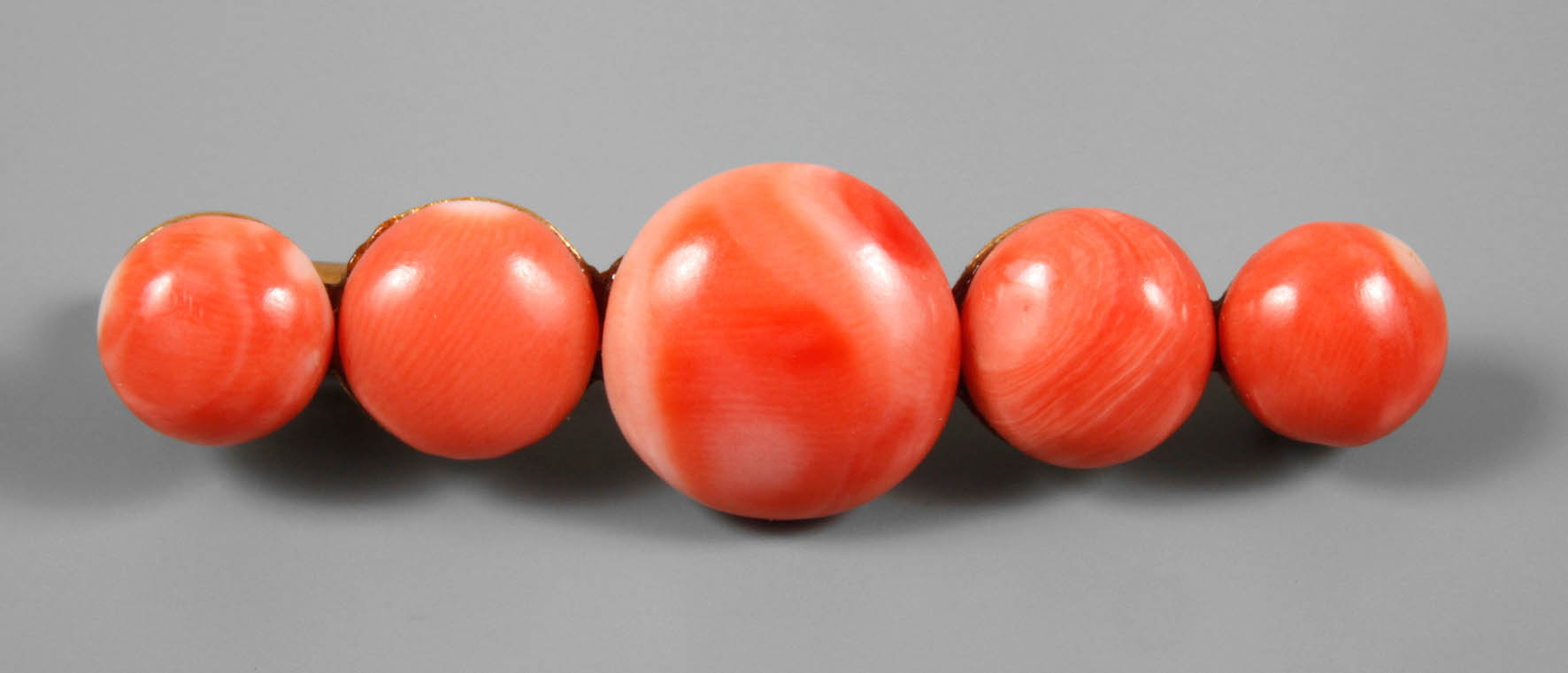 Brosche mit Korallenbesatz