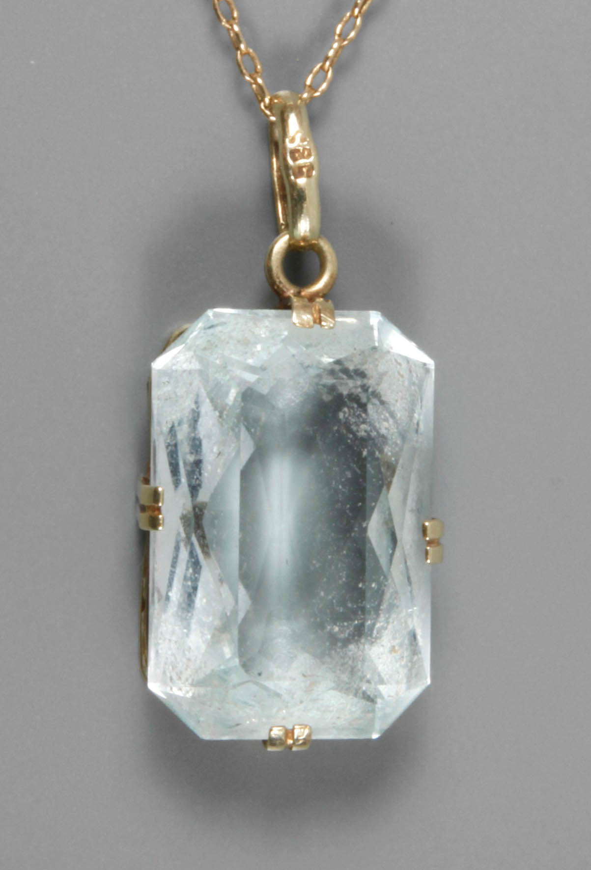 Anhänger mit Aquamarin an Kette