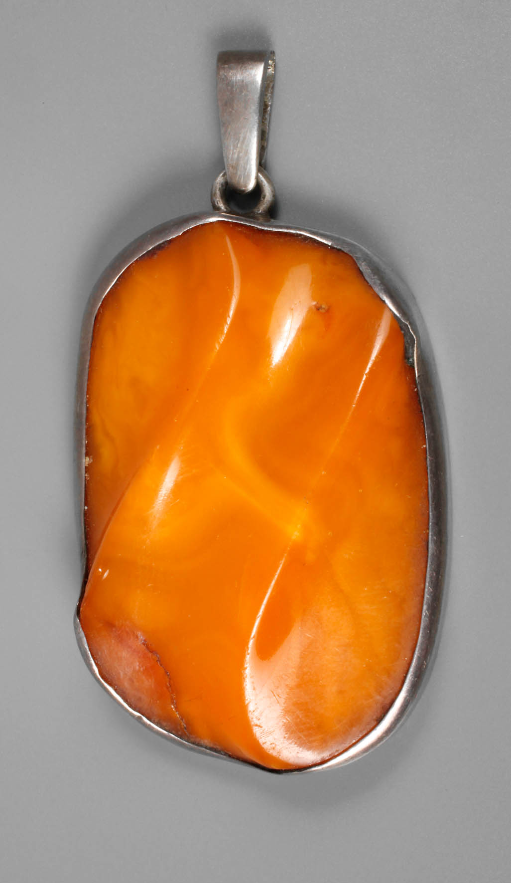 Silberanhänger mit Bernstein