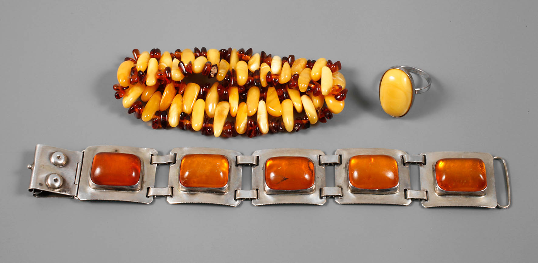 Drei Teile Bernsteinschmuck