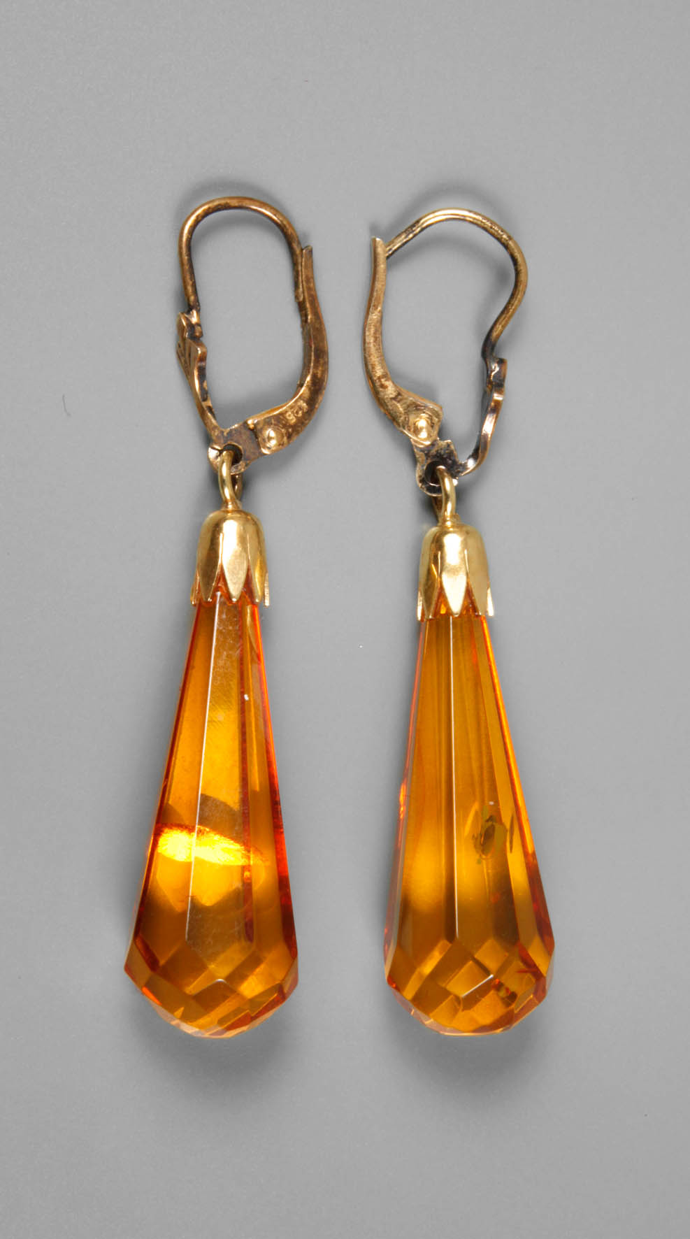 Paar Ohrhänger mit facettiertem Bernstein